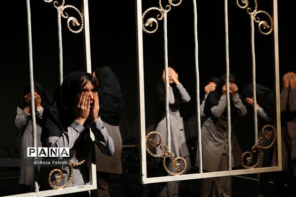 تئاتر « شبها می‌میریم روزها زنده می‌شیم »