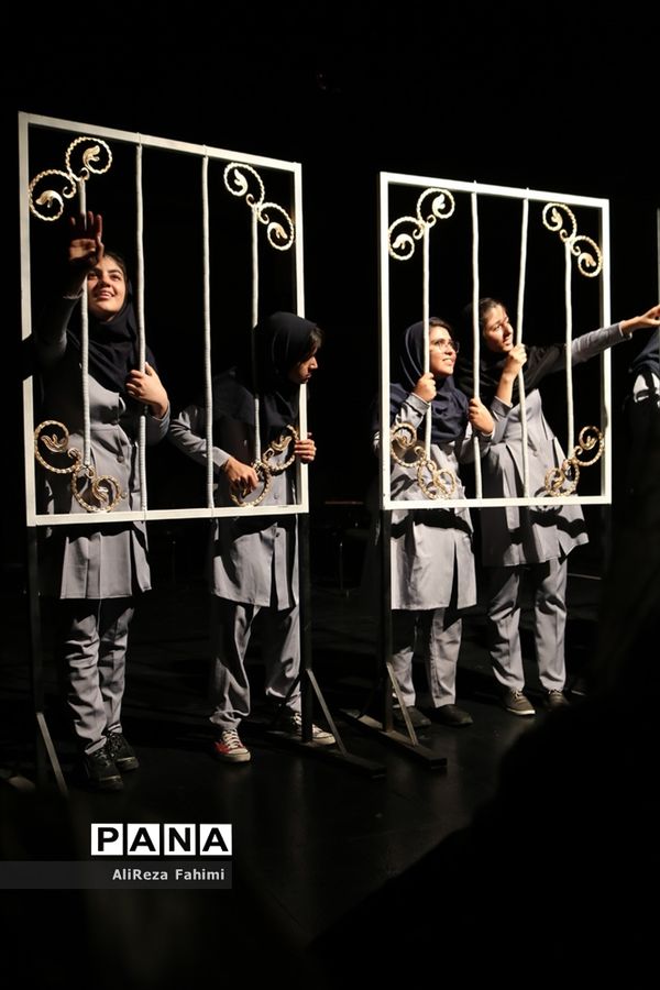 تئاتر « شبها می‌میریم روزها زنده می‌شیم »