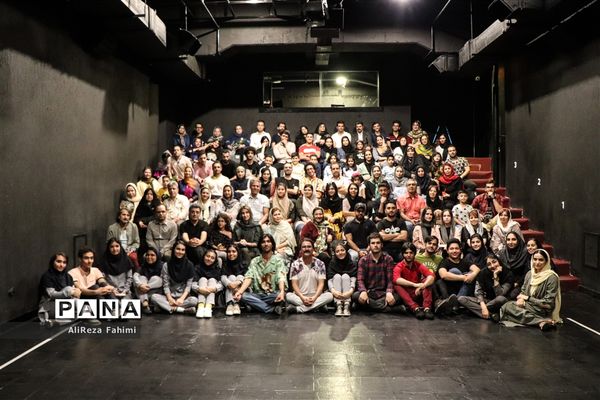 تئاتر « شبها می‌میریم روزها زنده می‌شیم »