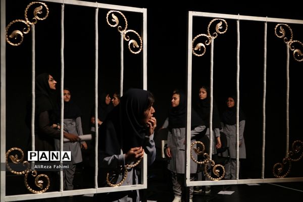 تئاتر « شبها می‌میریم روزها زنده می‌شیم »