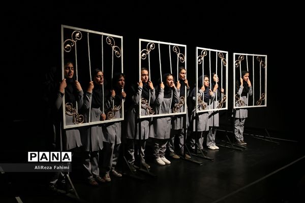 تئاتر « شبها می‌میریم روزها زنده می‌شیم »