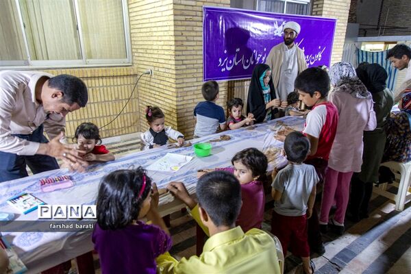نمایشگاه نقاشی و سفالگری کودکان در دفتر امام جمعه یزد