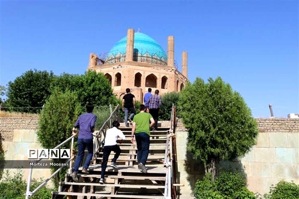 بازدید دانش‌آموزان شرکت کننده در مسابقات سراسری قرآن عترت و نماز از گنبد سلطانیه