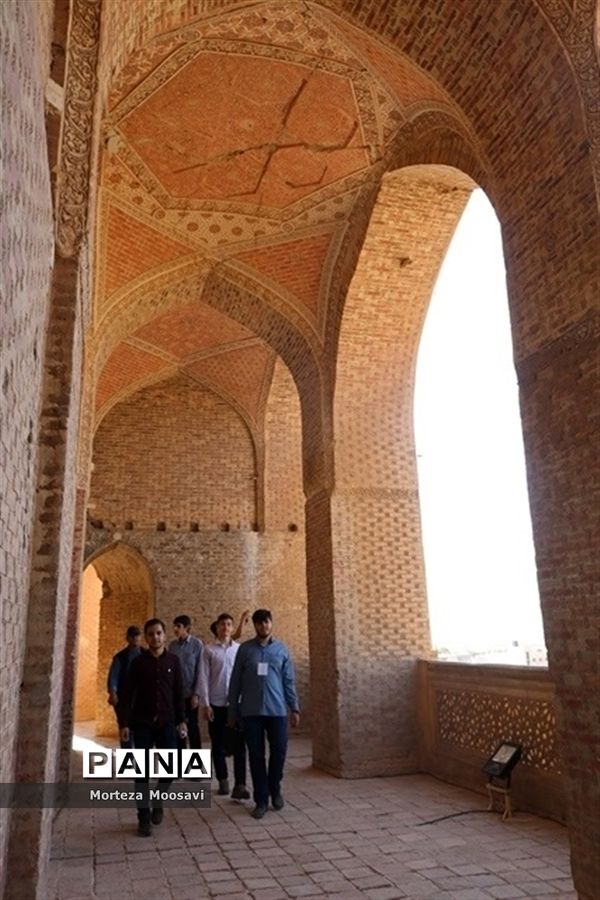 بازدید دانش‌آموزان شرکت کننده در مسابقات سراسری قرآن عترت و نماز از گنبد سلطانیه