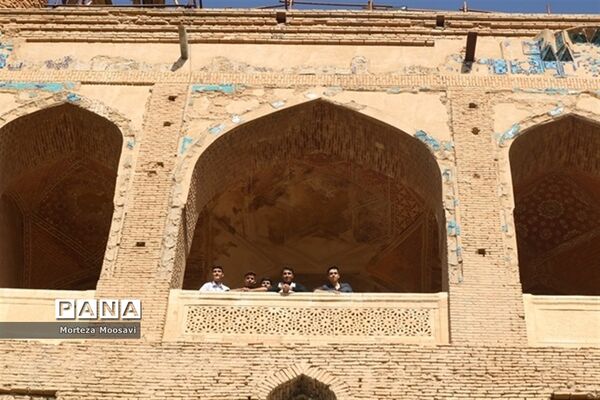 بازدید دانش‌آموزان شرکت کننده در مسابقات سراسری قرآن عترت و نماز از گنبد سلطانیه