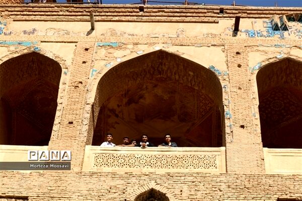 بازدید دانش‌آموزان شرکت کننده در مسابقات سراسری قرآن عترت و نماز از گنبد سلطانیه
