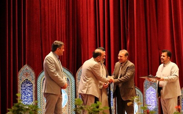 از مدیر کل و معاون پرورشی و فرهنگی استان به پاس خدمت در حوزه قرآن، نماز و عترت و برگزاری مسابقات کشوری قرآن تجلیل شد