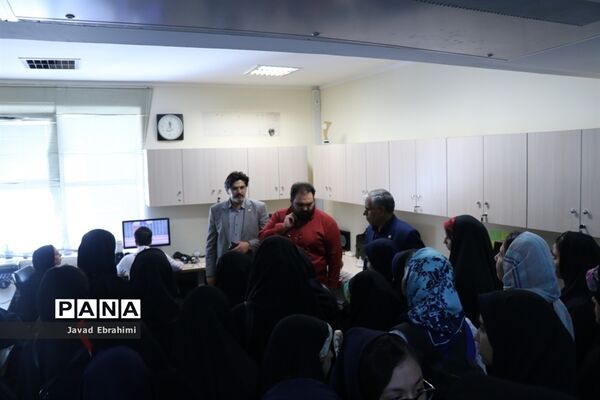بازدید دانش‌آموزان دختر دوره‌‌های تابستانه سازمان دانش‌آموزی خراسان رضوی  از موسسه فرهنگی شهر آرا مشهد