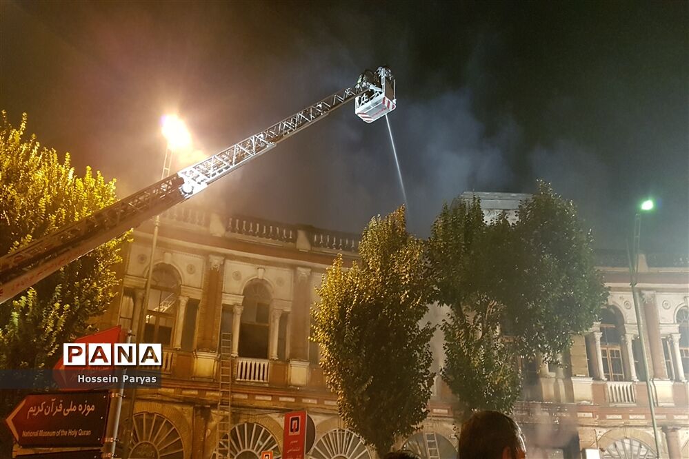 آتش سوزى ساختمان هاى قدیمى اطراف میدان حسن آباد + ویدئو