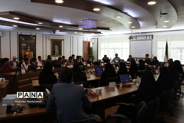 نشست نمایندگان تشکل‌های دانش‌آموزی خراسان رضوی با مدیرکل آموزش و پرورش استان