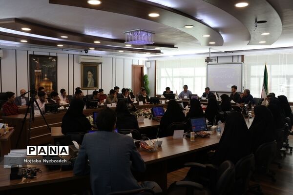 نشست نمایندگان تشکل‌های دانش‌آموزی خراسان رضوی با مدیرکل آموزش و پرورش استان