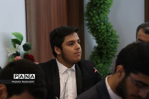 نشست نمایندگان تشکل‌های دانش‌آموزی خراسان رضوی با مدیرکل آموزش و پرورش استان