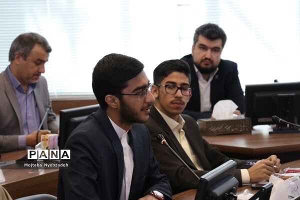 نشست نمایندگان تشکل‌های دانش‌آموزی خراسان رضوی با مدیرکل آموزش و پرورش استان