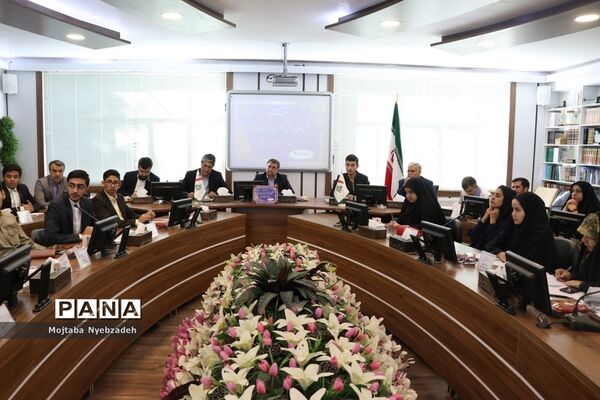 نشست نمایندگان تشکل‌های دانش‌آموزی خراسان رضوی با مدیرکل آموزش و پرورش استان