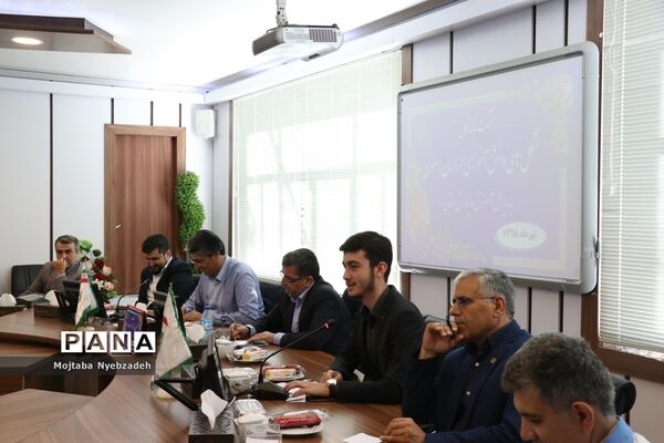 نشست نمایندگان تشکل‌های دانش‌آموزی خراسان رضوی با مدیرکل آموزش و پرورش استان