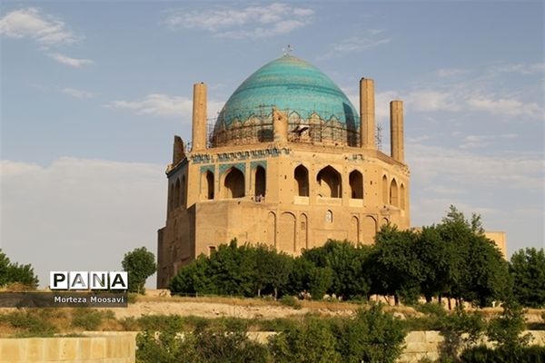 بازدید دانش‌آموزان شرکت کننده در مسابقات قرآن از نقاط دیدنی شهر زنجان