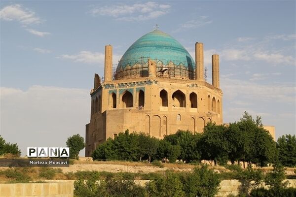 بازدید دانش‌آموزان شرکت کننده در مسابقات قرآن از نقاط دیدنی شهر زنجان