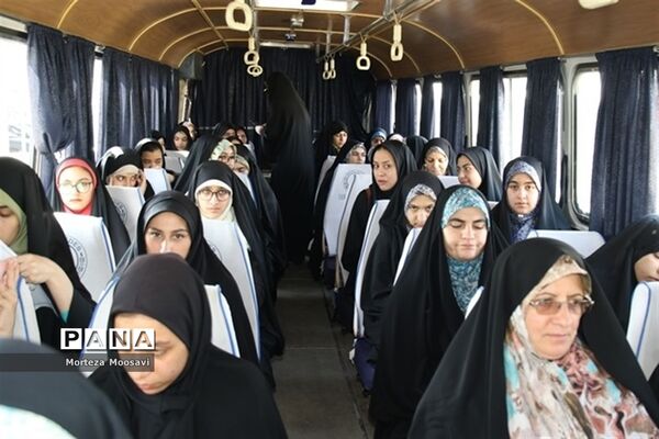 بازدید دانش‌آموزان شرکت کننده در مسابقات قرآن از نقاط دیدنی شهر زنجان