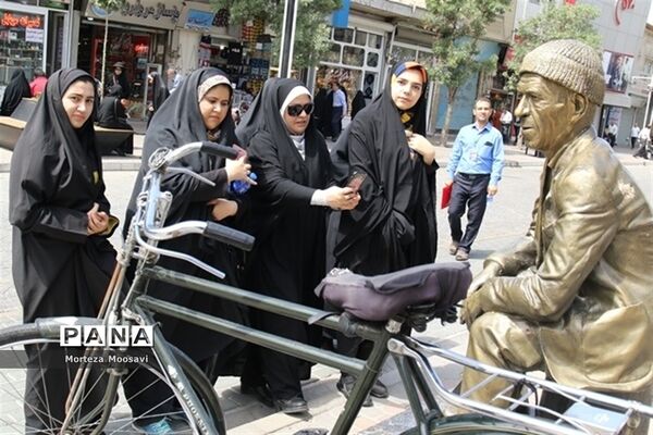 بازدید دانش‌آموزان شرکت کننده در مسابقات قرآن از نقاط دیدنی شهر زنجان