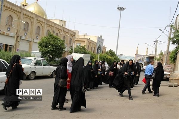 بازدید دانش‌آموزان شرکت کننده در مسابقات قرآن از نقاط دیدنی شهر زنجان