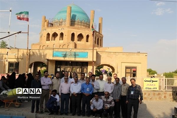 بازدید دانش‌آموزان شرکت کننده در مسابقات قرآن از نقاط دیدنی شهر زنجان