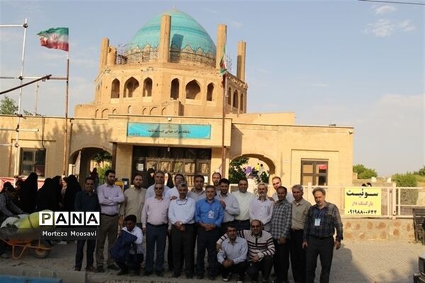 بازدید دانش‌آموزان شرکت کننده در مسابقات قرآن از نقاط دیدنی شهر زنجان