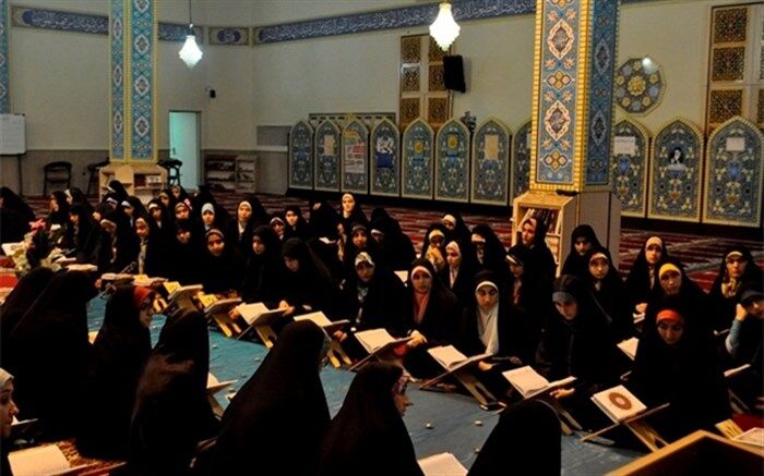برگزاری محفل انس با قرآن و نماز جماعت با حضور دانش آموزان دختر قرآنی
