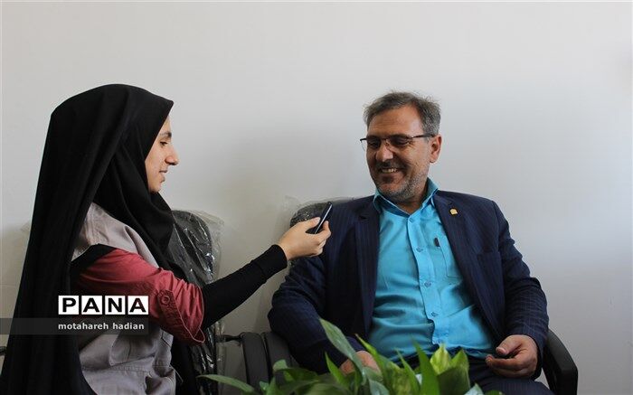 مهارت آموزی  و کسب تخصص به منظور آشنایی دانش آموزان با بازار کار و تولید بسیار موثر است