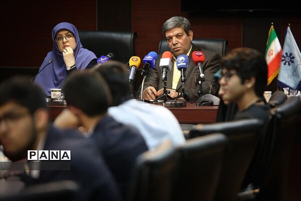 تجلیل از مدال‌آوران و شرکت کنندگان در المپیاد ریاضی لندن و المپیادی‌های فیزیک
