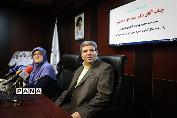تجلیل از مدال‌آوران و شرکت کنندگان در المپیاد ریاضی لندن و المپیادی‌های فیزیک