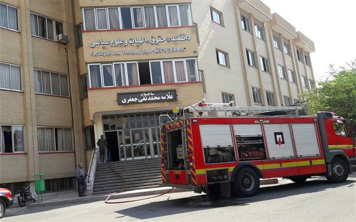 جدول های بتنی مانع از ورود خودروهای آتش نشانی به محل آتش سوزی در دانشگاه آزاد تبریز شد + عکس