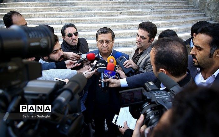 همتی: بانک مرکزی لیست بدهی دانه درشت‌ها را بررسی می‌کند