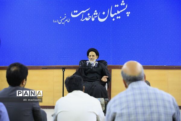 دیدار مدیرکل و جمعی از کارکنان سازمان فنی و حرفه‌ای خراسان جنوبی با حجت الاسلام و المسلمین حاج آقای عبادی