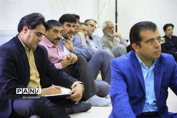 دیدار مدیرکل و جمعی از کارکنان سازمان فنی و حرفه‌ای خراسان جنوبی با حجت الاسلام و المسلمین حاج آقای عبادی