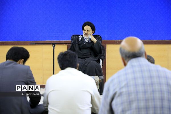 دیدار مدیرکل و جمعی از کارکنان سازمان فنی و حرفه‌ای خراسان جنوبی با حجت الاسلام و المسلمین حاج آقای عبادی