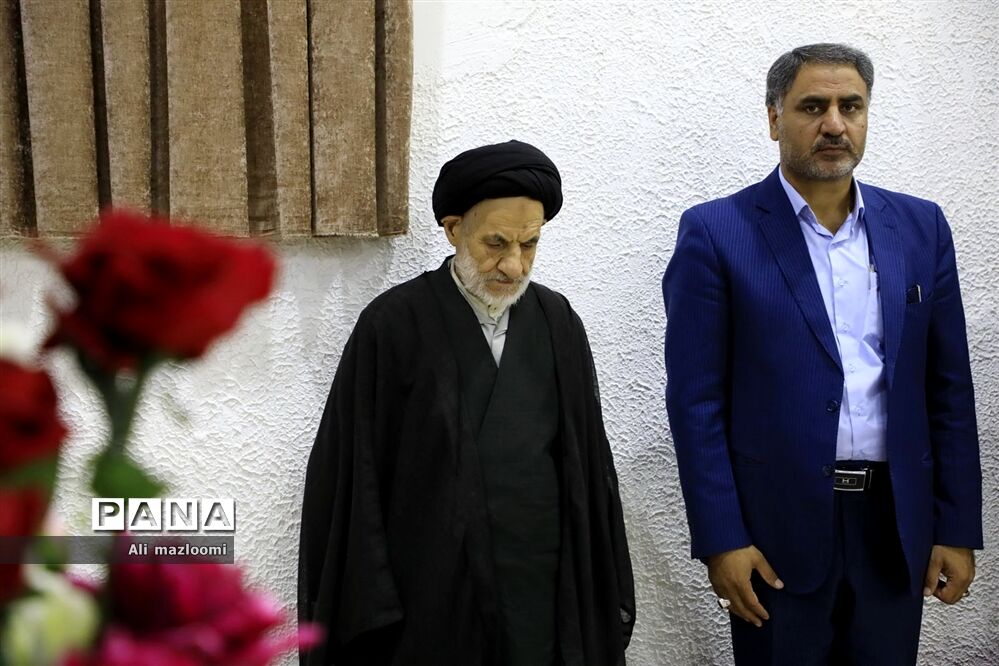 دیدار مدیرکل و جمعی از کارکنان سازمان فنی و حرفه‌ای خراسان جنوبی با حجت الاسلام و المسلمین حاج آقای عبادی
