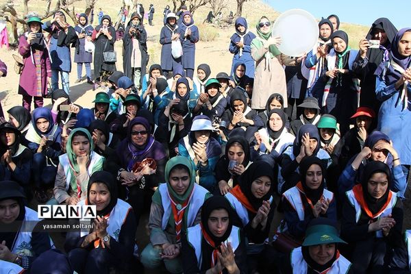 کوهنوردی دختران پیشتاز در اردوگاه سانیج یزد