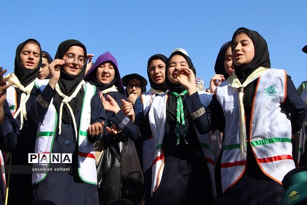 کوهنوردی دختران پیشتاز در اردوگاه سانیج یزد