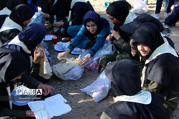 کوهنوردی دختران پیشتاز در اردوگاه سانیج یزد