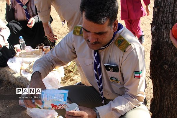 کوهنوردی دختران پیشتاز در اردوگاه سانیج یزد