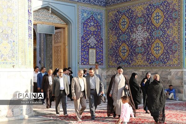 زیارت  جمعی دانش‌آموزان دختر قرآنی سراسر کشوردر حرم مطهر رضوی