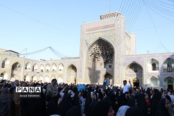 زیارت  جمعی دانش‌آموزان دختر قرآنی سراسر کشوردر حرم مطهر رضوی