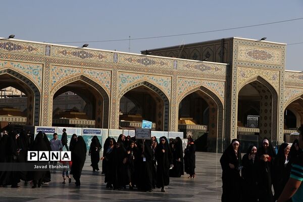 زیارت  جمعی دانش‌آموزان دختر قرآنی سراسر کشوردر حرم مطهر رضوی
