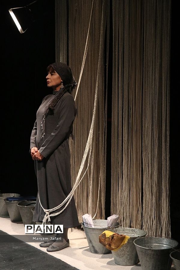 نمایش «بانوی آوازخوان»