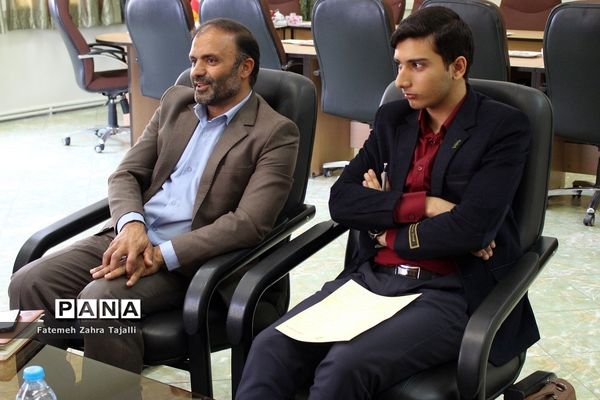 اهدای حکم مشاور مدیرکل آموزش و پرورش برای 2 نماینده مجلس دانش‌آموزی در استان سمنان