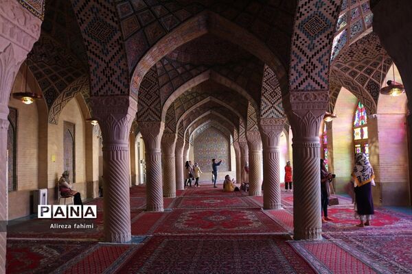 نصیرالملک؛ مسجدی از نور و رنگ