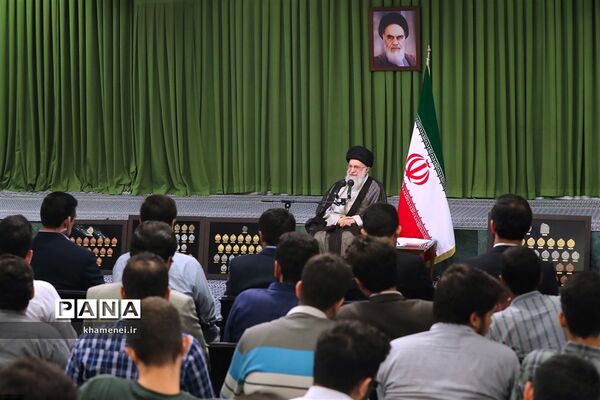 دیدار مدال‌آوران المپیادهای علمی و اعضای تیم ملی والیبال جوانان با رهبر انقلاب