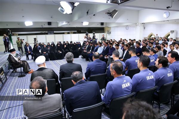 دیدار مدال‌آوران المپیادهای علمی و اعضای تیم ملی والیبال جوانان با رهبر انقلاب