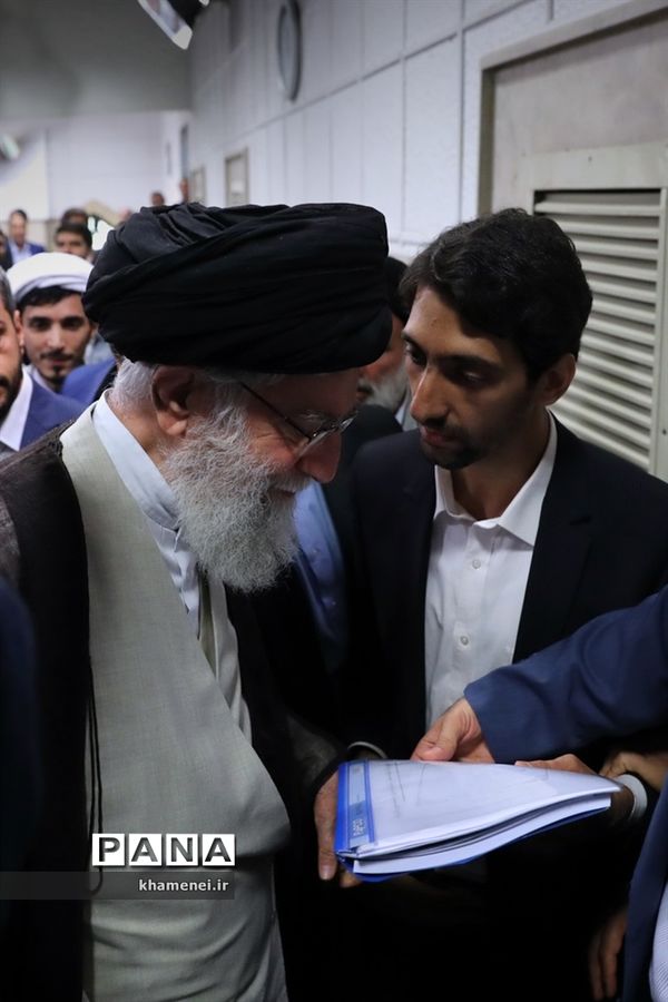 دیدار مدال‌آوران المپیادهای علمی و اعضای تیم ملی والیبال جوانان با رهبر انقلاب