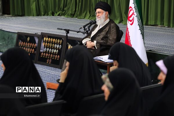 دیدار مدال‌آوران المپیادهای علمی و اعضای تیم ملی والیبال جوانان با رهبر انقلاب